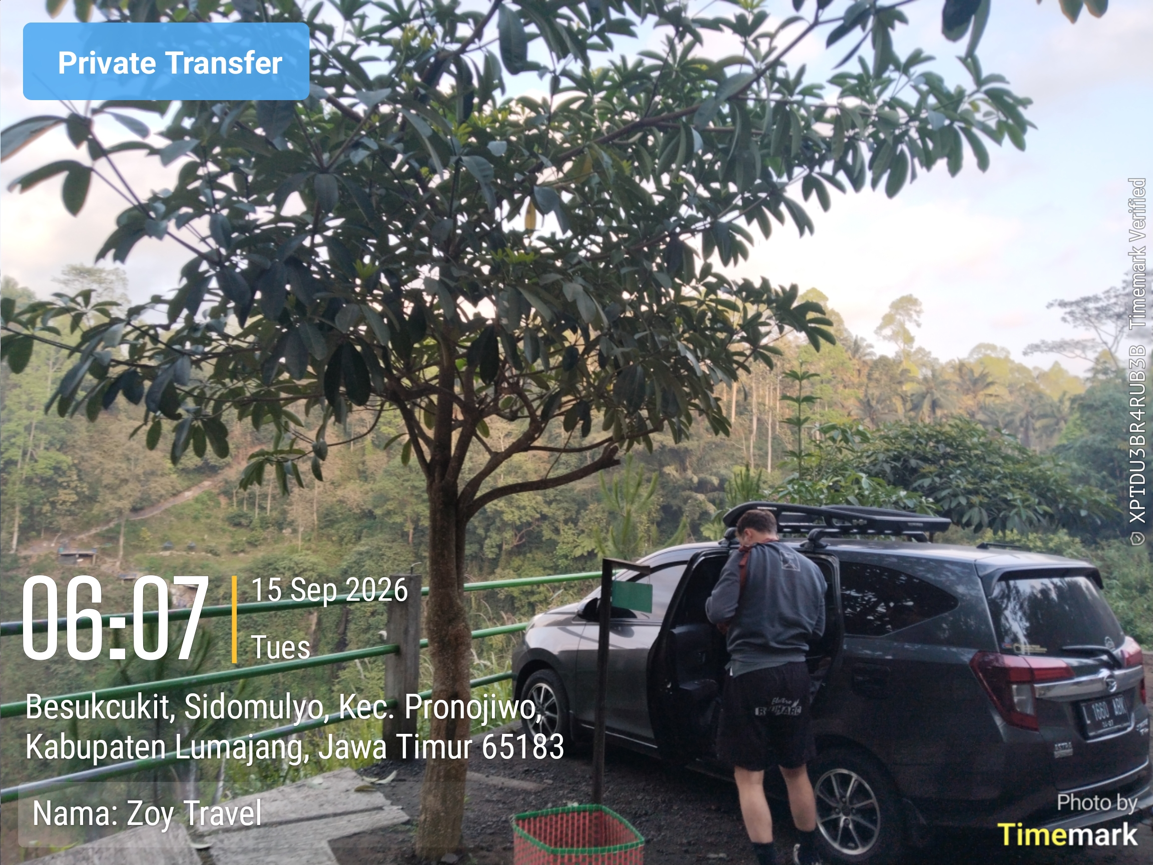 Zoy Travel travelers arriving at Tumpak Sewu Waterfall in Pronojiwo Lumajang