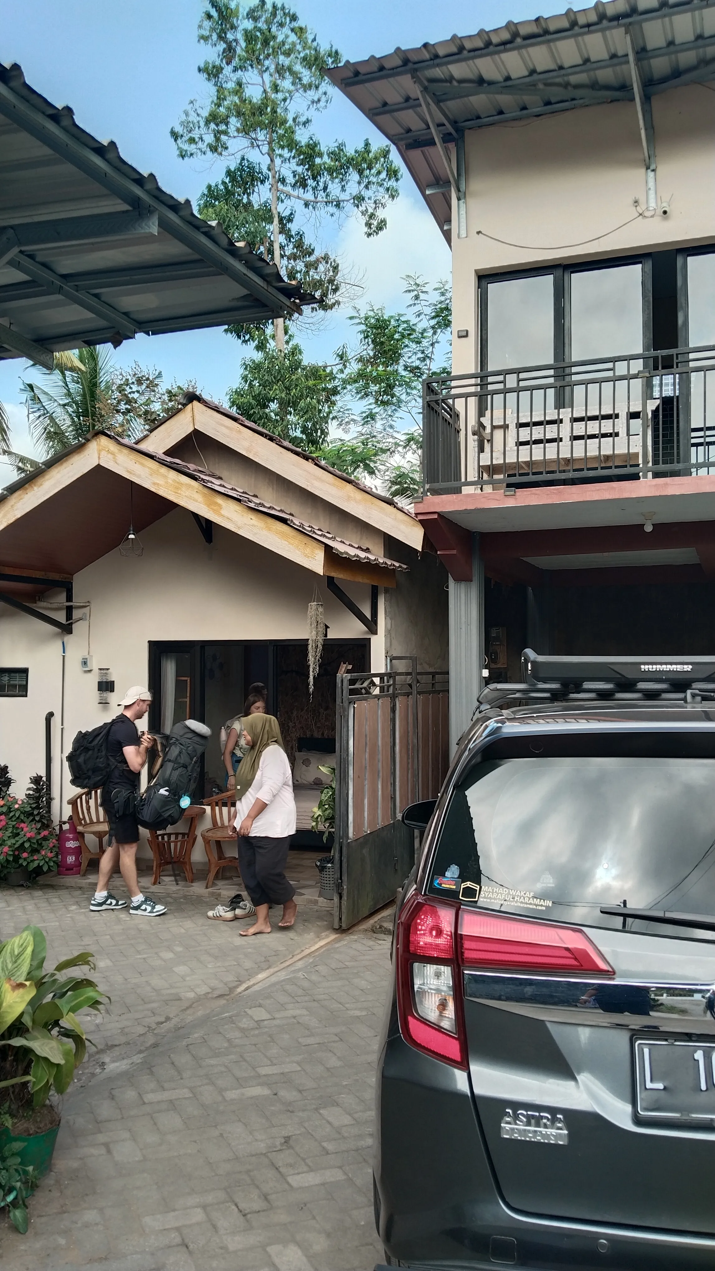 French travelers arriving at their accommodation in Pronojiwo near Tumpak Sewu Waterfall after a private transfer from Juanda Airport with Zoy Travel